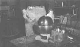 双手掰开原子弹的人