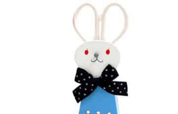 扛着大剪刀的兔子