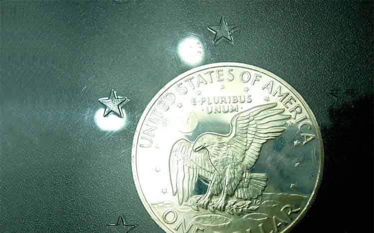 像月亮的银币